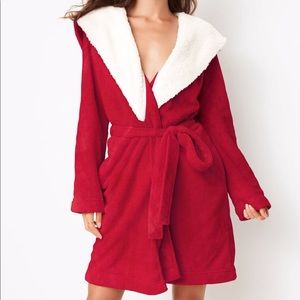 NWT- VS RED SHORT ROBE. Size M/L